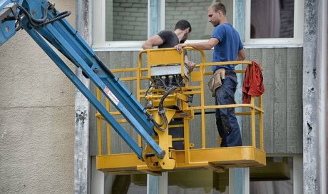 Louer une nacelle pour un chantier de rénovation électrique - La Réunion - ADEKWAT LOCATION